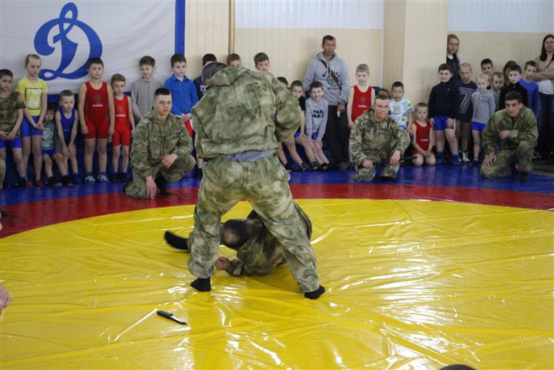 Военнослужащие севастопольского специального моторизированного полка Росгвардии организовали и провели спортивный праздник для юных земляков