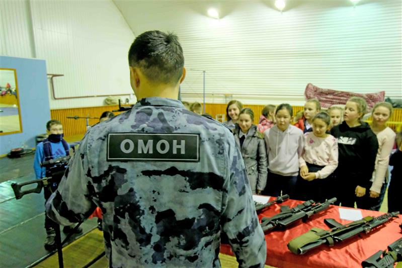 На базе якутского ОМОН состоялось тематическое мероприятие для школьников, посвященное биографии генерала Комаровского