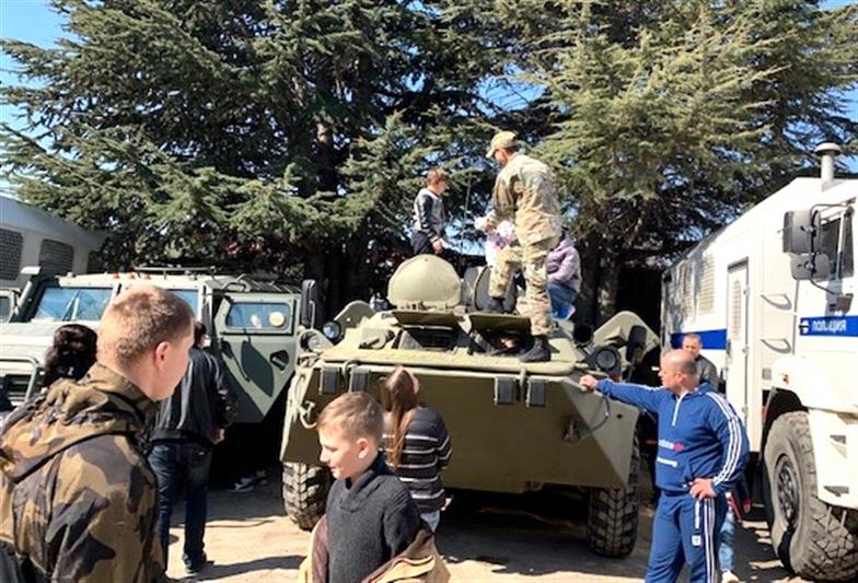 Бойцы ОМОН «Беркут» рассказали юным симферопольцам о службе в Росгвардии