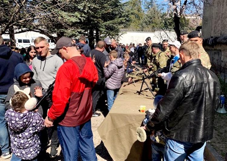 Бойцы ОМОН «Беркут» рассказали юным симферопольцам о службе в Росгвардии