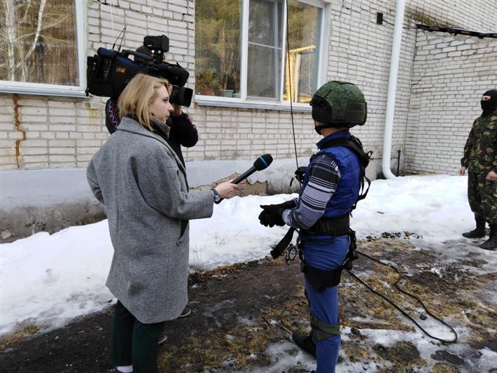 Бойцы курганского ОМОН провели мастер-класс для ребят из подшефного дома детского дома 