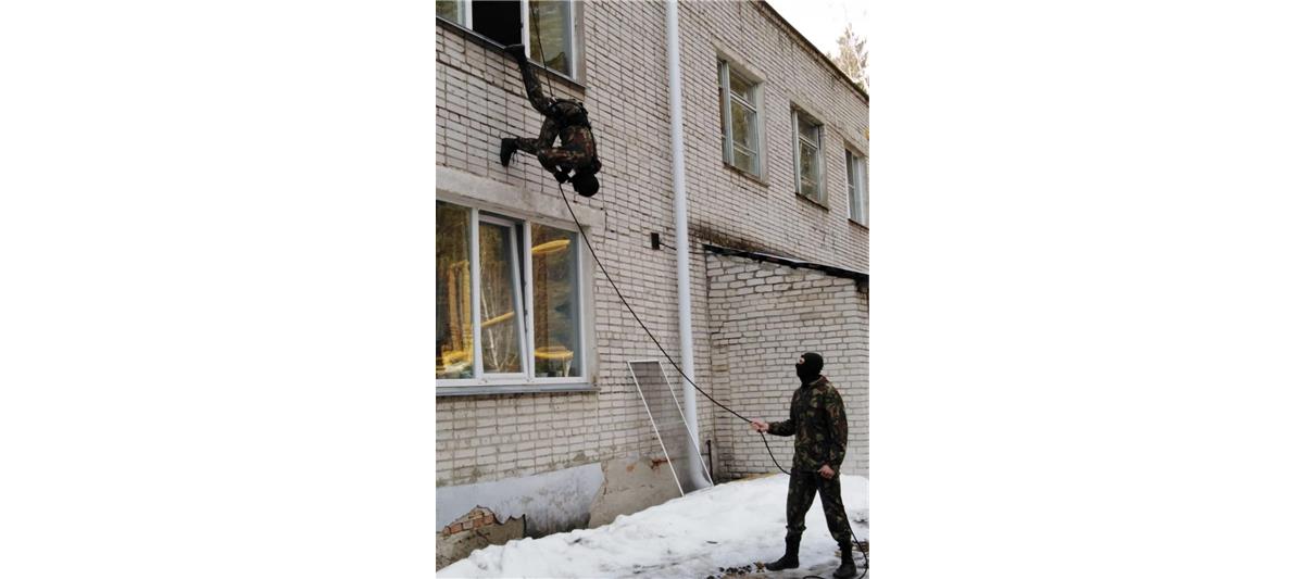 Бойцы курганского ОМОН провели мастер-класс для ребят из подшефного дома детского дома
