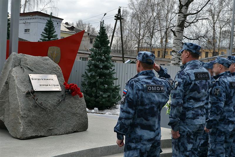 В кировском ОМОН состоялся молебен у памятника погибшим сотрудникам