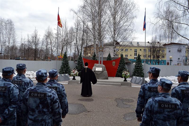 В кировском ОМОН состоялся молебен у памятника погибшим сотрудникам