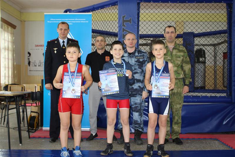 Военнослужащие севастопольского специального моторизированного полка Росгвардии организовали и провели спортивный праздник для юных земляков