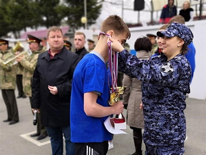 Сотрудники Росгвардии приняли участие в организации чемпионата по военно-патриотическим играм «Служу России!» во Владивостоке