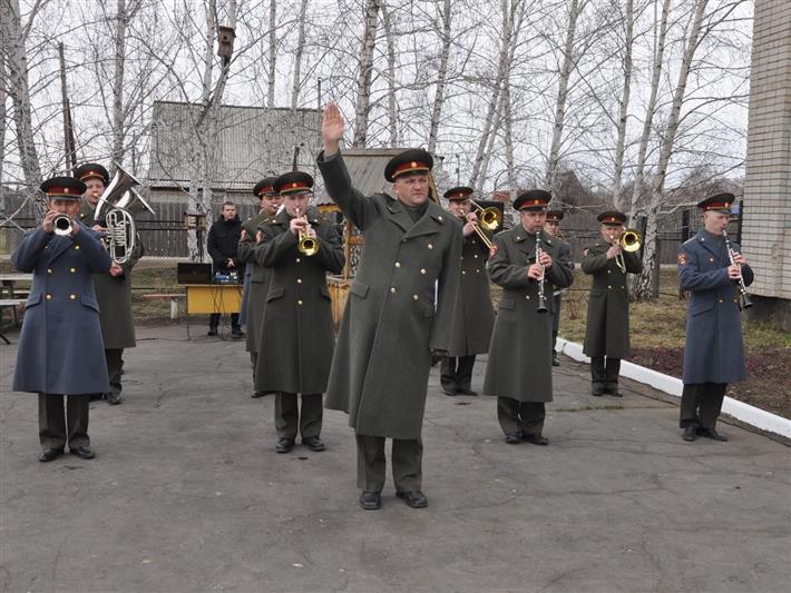 Военный оркестр Управления Росгвардии по Алтайскому краю принял участие в церемонии присвоения сельской школе имени героя-пограничника 
