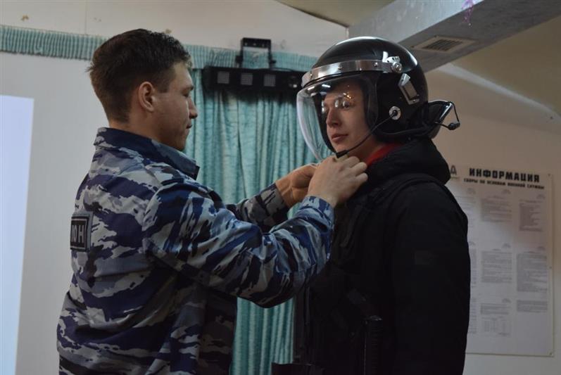 Более 200 старшеклассников из школ Тюменской области познакомились со службой спецподразделений Росгвардии