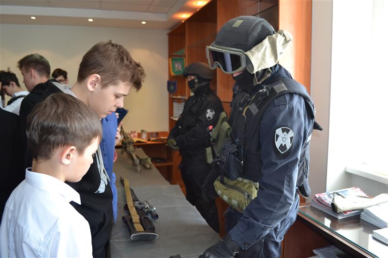 Омский СОБР провел Урок мужества для детей из военно-патриотических отрядов 