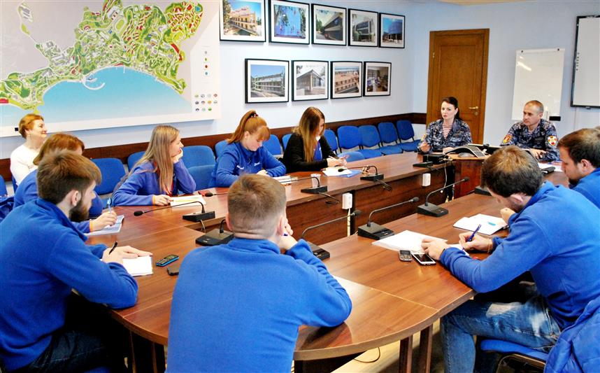 В Крыму сотрудники Росгвардии провели инструктаж с  работниками «Артека» о мерах по обеспечению безопасности отдыха детей