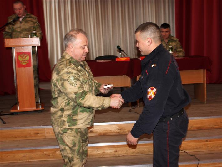 Командующий генерал-полковник Виктор Стригунов наградил иркутского сотрудника вневедомственной охраны за неоднократное спасение жизни людей