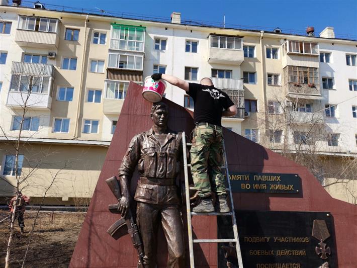 Ветераны Росгвардии поучаствовали в благоустройстве памятных мест в Якутске 