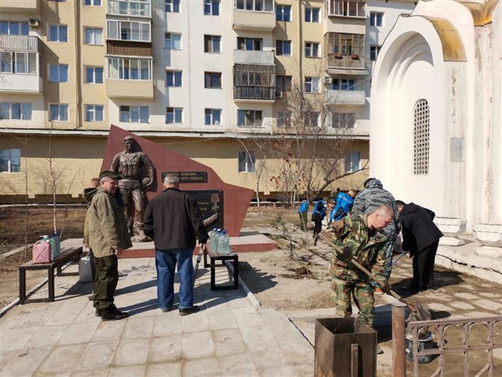 Ветераны Росгвардии поучаствовали в благоустройстве памятных мест в Якутске 