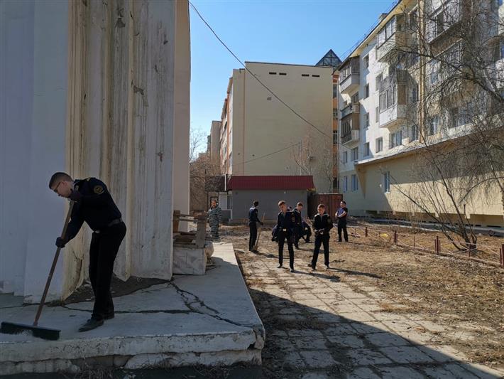 Ветераны Росгвардии поучаствовали в благоустройстве памятных мест в Якутске 