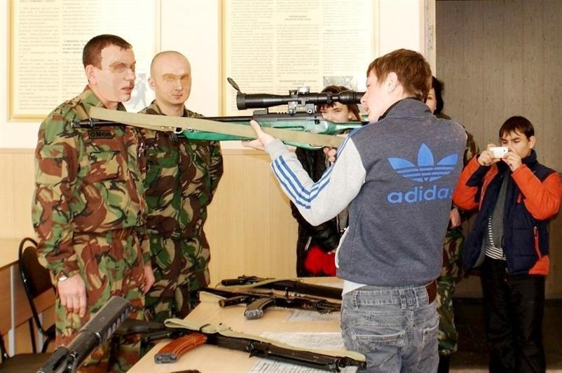 Сотрудники таганрогского ОМОН рассказали школьникам о службе в Росгвардии