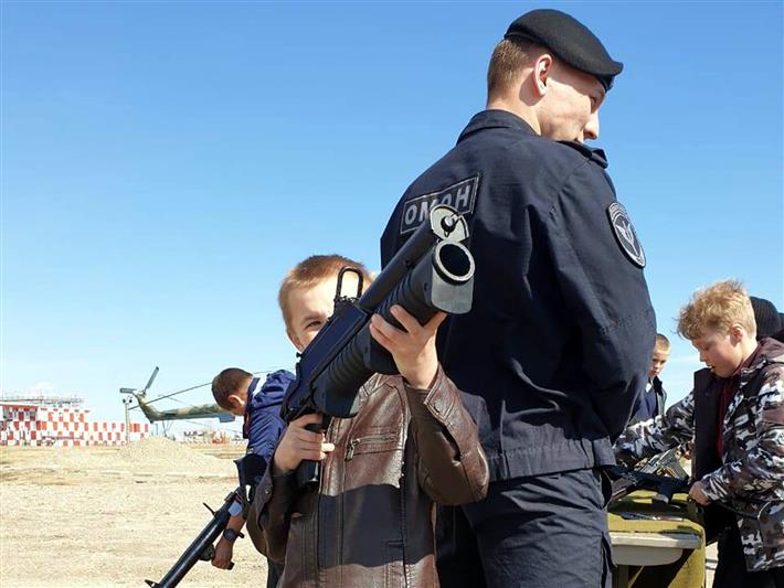 В преддверии Дня Победы сотрудники транспортного ОМОН и военнослужащие Росгвардии провели тематическое мероприятие для школьников Приангарья (видео)