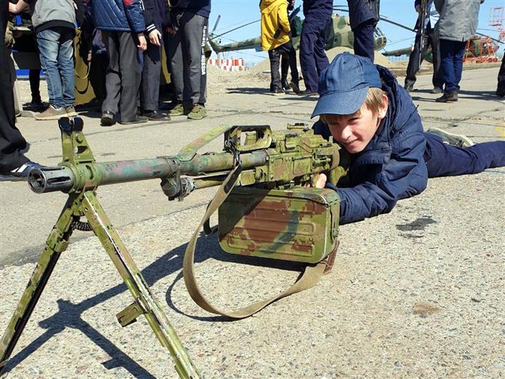 В преддверии Дня Победы сотрудники транспортного ОМОН и военнослужащие Росгвардии провели тематическое мероприятие для школьников Приангарья (видео)