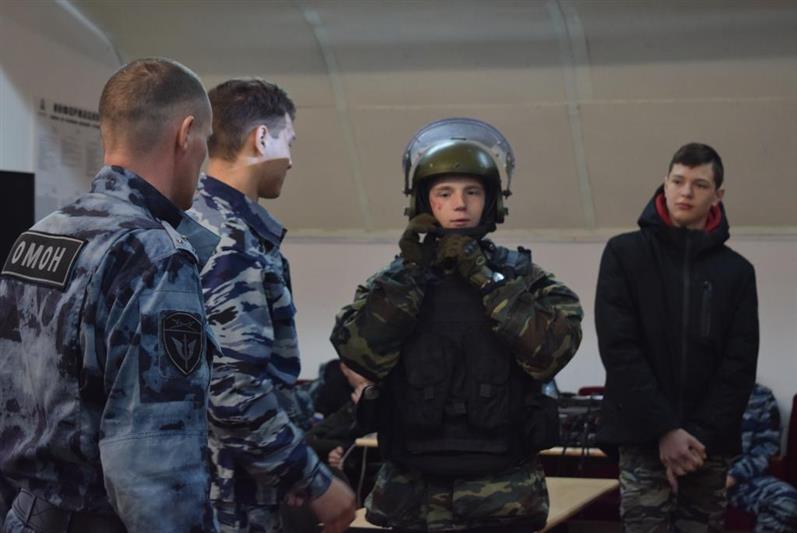 Более 200 старшеклассников из школ Тюменской области познакомились со службой спецподразделений Росгвардии