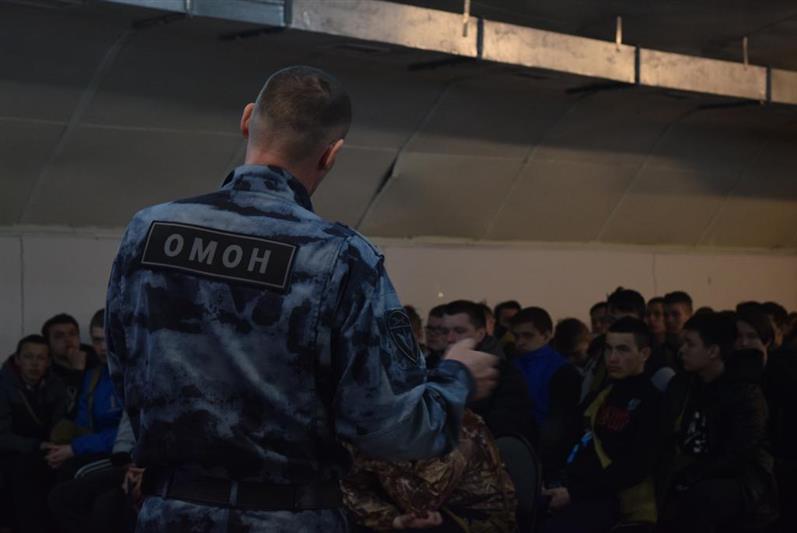Более 200 старшеклассников из школ Тюменской области познакомились со службой спецподразделений Росгвардии