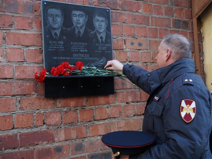 В Иркутске сотрудники вневедомственной охраны почтили память погибших коллег 