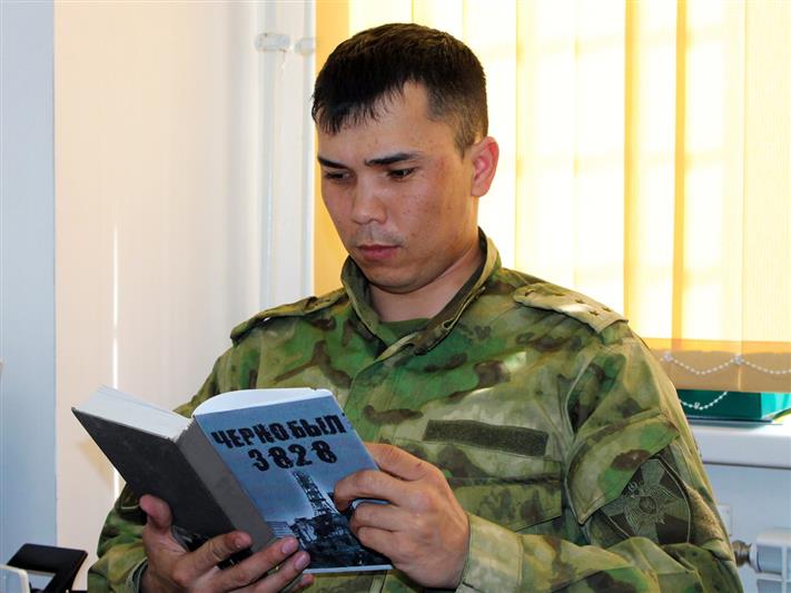 В библиотеке Управления Росгвардии по Республике Алтай  организована книжная выставка, посвященная чернобыльским событиям 1986 года