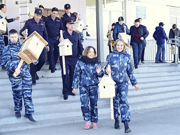 Кемеровские росгвардейцы взяли под защиту домики для пернатых 