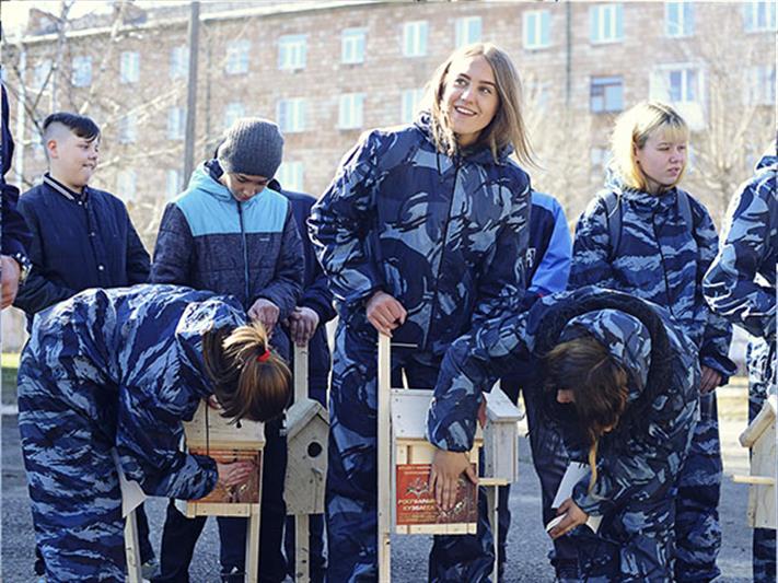 Кемеровские росгвардейцы взяли под защиту домики для пернатых 