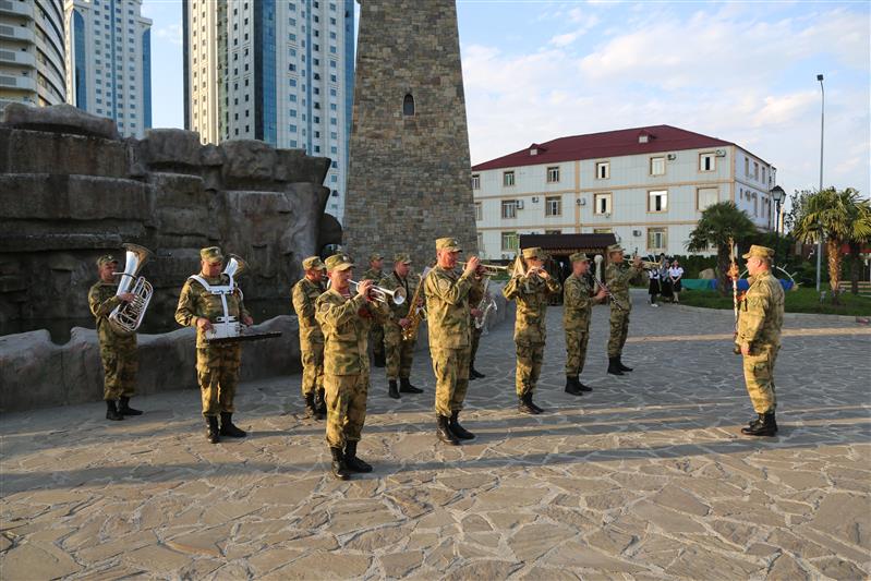 В центре Грозного прошла акция Росгвардии «Георгиевская лента»