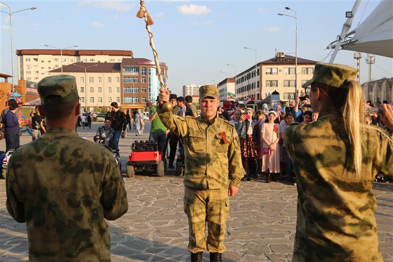 В центре Грозного прошла акция Росгвардии «Георгиевская лента»