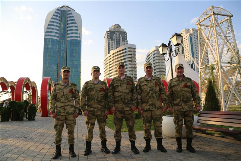 В центре Грозного прошла акция Росгвардии «Георгиевская лента»