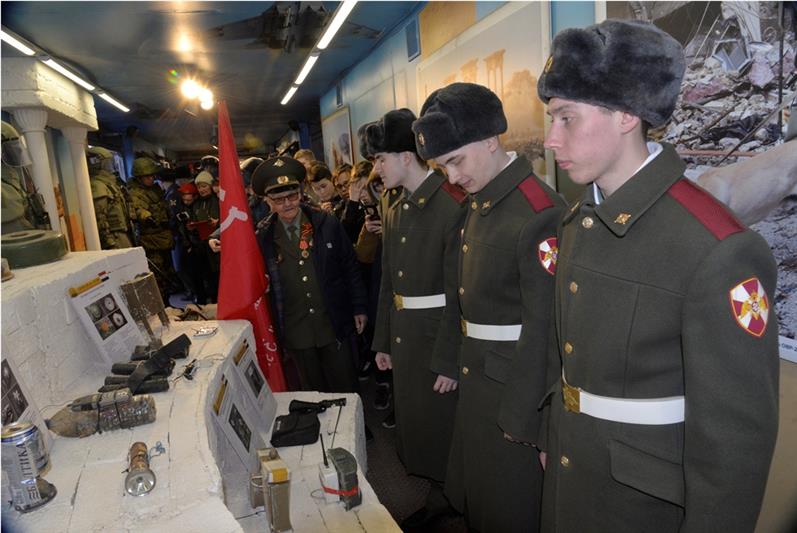 Военнослужащие Уральского округа Росгвардии посетили экспозицию передвижной выставки трофейного оружия -  «Сирийский перелом»
