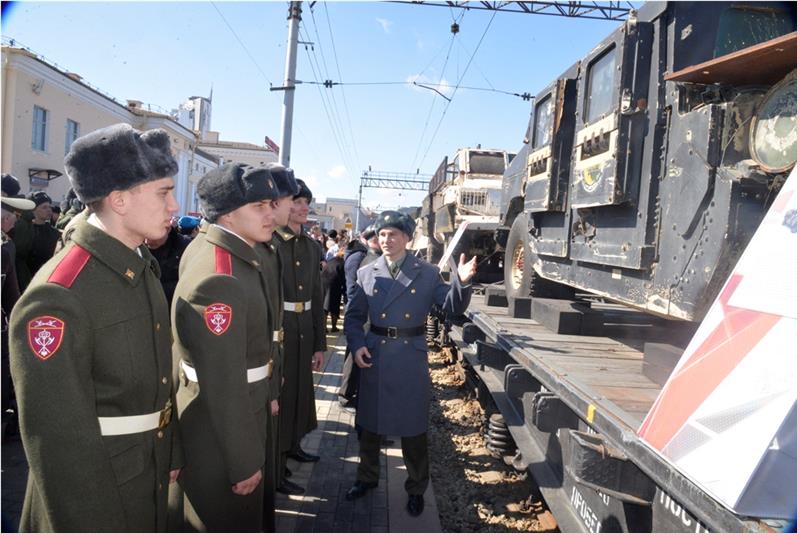 Военнослужащие Уральского округа Росгвардии посетили экспозицию передвижной выставки трофейного оружия -  «Сирийский перелом»