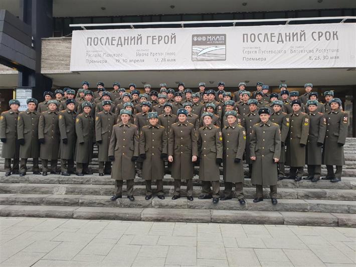 Курсанты Росгвардии посетили спектакль в МХАТ имени М. Горького