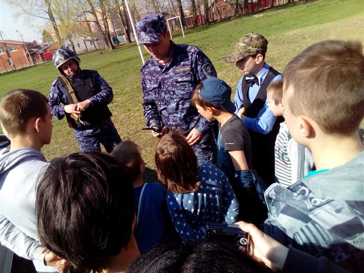 В Рязани росгвардейцы провели Урок мужества для воспитанников социального учреждения