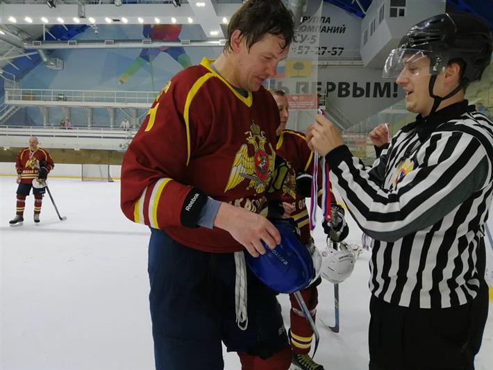 В преддверии Дня Победы сотрудники Росгвардии выиграли открытое первенство Липецка по хоккею среди любительских команд