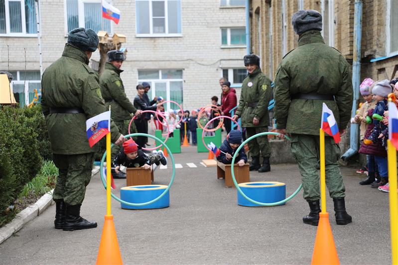 В Пятигорске росгвардейцы провели «Зарницу» для дошколят