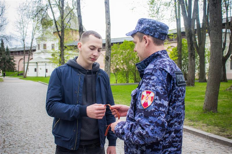 Акцию «Георгиевская лента» поддержали новгородские росгвардейцы 