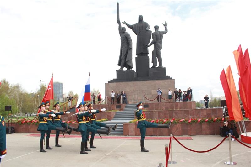 Курсанты Пермского военного института Росгвардии возложили цветы к монументу «Героям фронта и тыла»