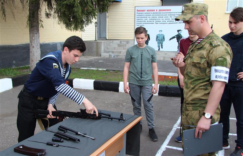 В Курске военнослужащие Росгвардии организовали военизированную эстафету для юных земляков