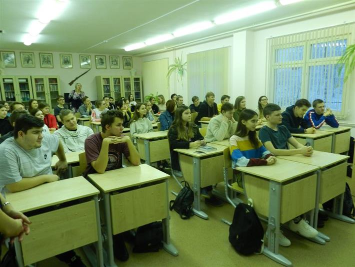 В канун Дня Победы офицеры Росгвардии провели Урок мужества для подшефных салехардских школьников 