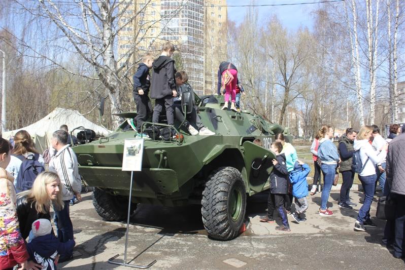 В преддверии Дня Победы военнослужащие Пермского военного института Росгвардии организовали для жителей региона выставку вооружения и военной техники