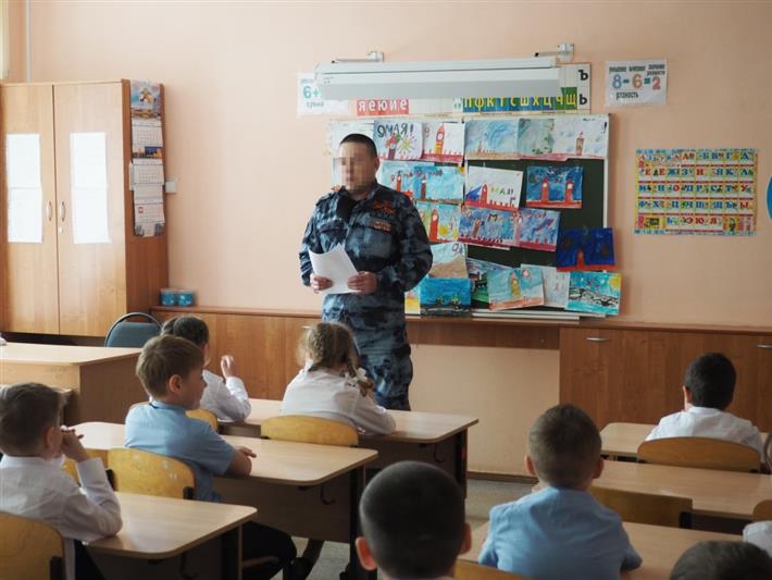 Сотрудники Росгвардии провели Уроки Победы для чебоксарских школьников