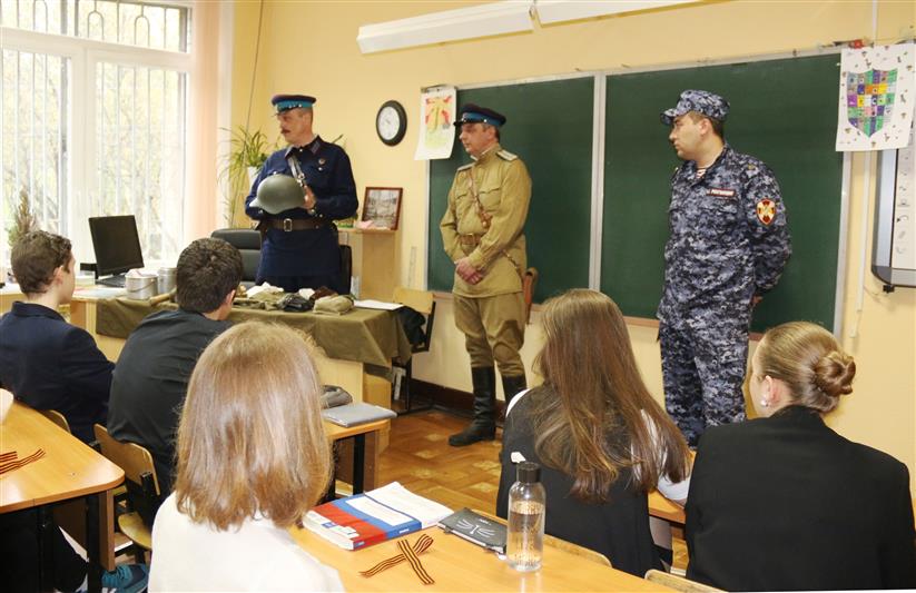 Сотрудники вневедомственной охраны провели Урок мужества для школьников Московского района Санкт-Петербурга