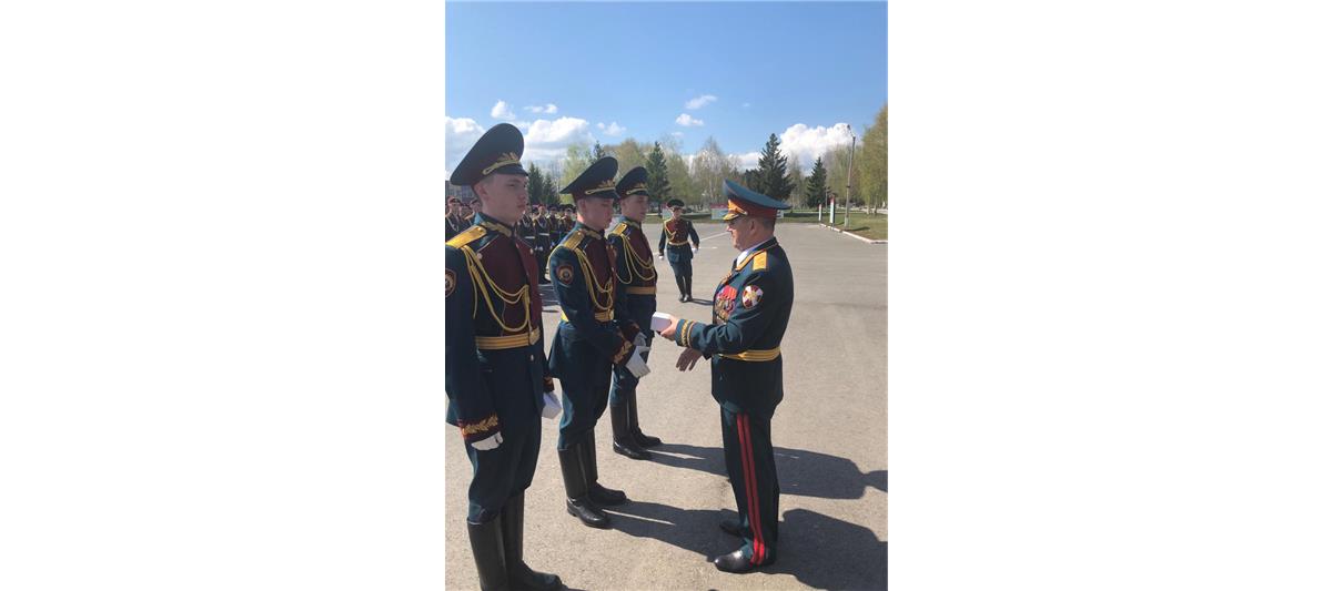 Начальник Пермского военного института Росгвардии наградил военнослужащих из парадного расчета вуза