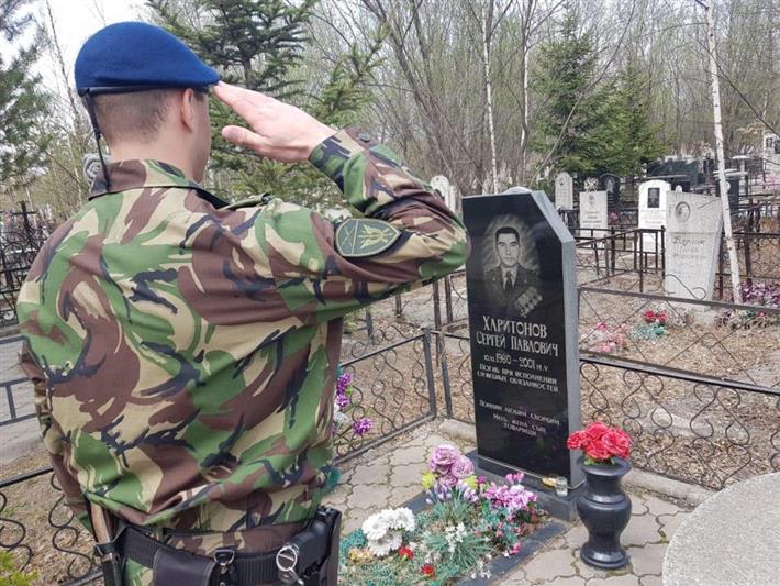 Сотрудники хабаровского СОБР почтили память павшего сослуживца