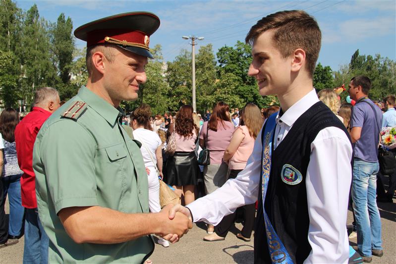 Курские росгвардейцы поздравили учеников подшефной школы с окончанием учебного года