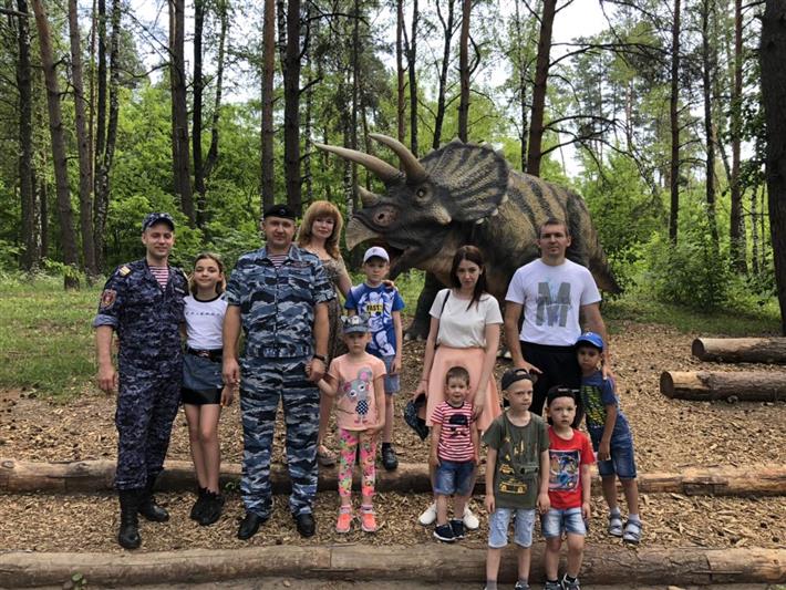 Дети сотрудников и военнослужащих Росгвардии посетили парк аттракционов в Белгороде