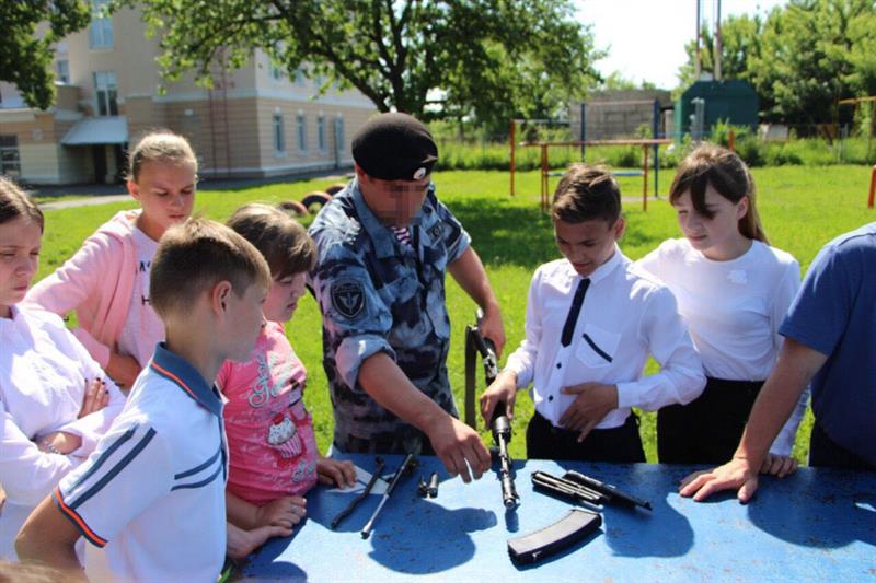 Курские росгвардейцы устроили праздник для учащихся школы-интерната