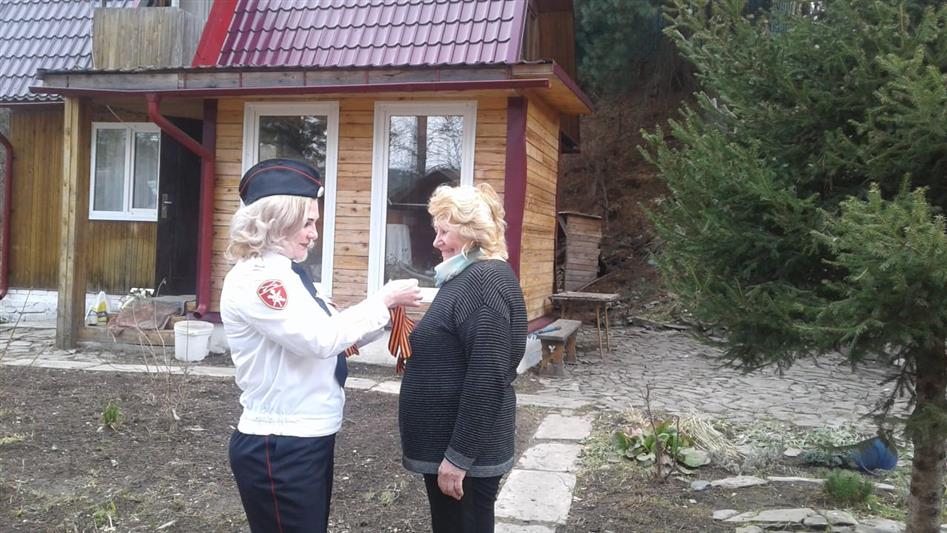 Представительница томской Росгвардии вручила дачникам георгиевские ленточки 