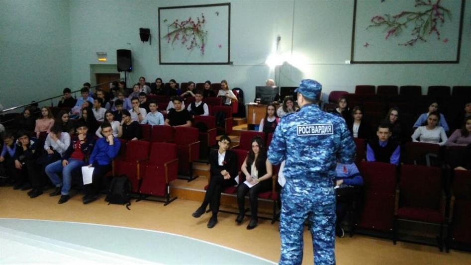 В канун 9 мая сотрудники Росгвардии рассказали югорским школьникам о мужестве и героизме фронтовиков
